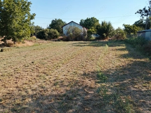 Vând teren cu construcție curent electric apa strada asfaltata zonă liniștită ideal pentru construir