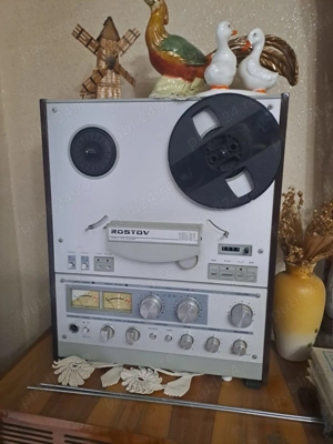 Vand magnetofon Rostov 105, radio cu pick-up Traviata, bufet lemn,vitrina, comoda si oglinda vintage