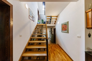 Locuiește lângă pădure, dar cu toate facilitățile la îndemână - imagine 12