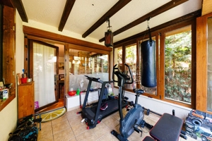 Locuiește lângă pădure, dar cu toate facilitățile la îndemână - imagine 11