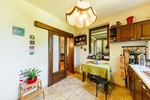 Locuiește lângă pădure, dar cu toate facilitățile la îndemână - imagine 9