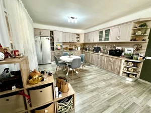 Casă superbă de vânzare – 380 mp utili, 1000 mp teren - imagine 2