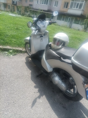 Vand scuter Aprilia Scarabeo 200 - imagine 2 Vand scuter Aprilia Scarabeo 200 - imagine 2