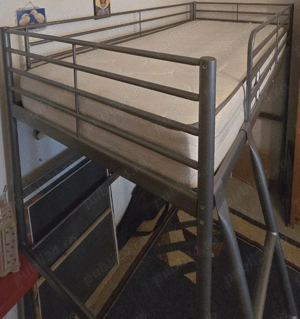 Pat supraetajat cu cadru metalic gri (IKEA), 90x200 cm