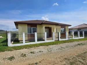 Casa individuala cu 4 camere, 500 mp teren, zona Micesti