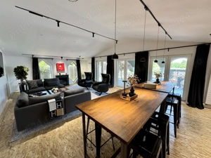 10.000 mp de teren, pădure proprie și o casă generoasă de 540 mp. - imagine 2