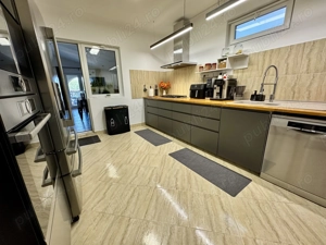 10.000 mp de teren, pădure proprie și o casă generoasă de 540 mp. - imagine 4