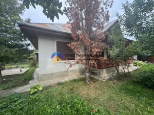 Casă tradițională de vânzare în comuna Podoleni, jud. Neamț