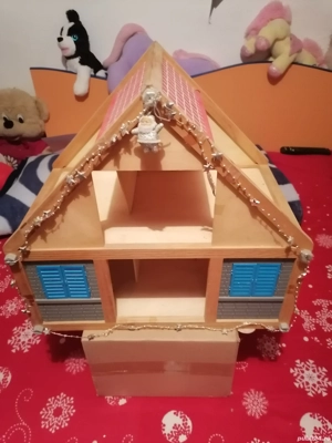OFERTA :Căsuța din lemn pentru păpuși plus 35 accesorii din lemn 