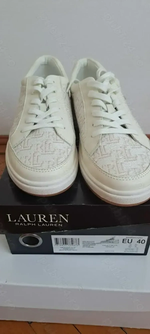 Vând  adidași de firma 