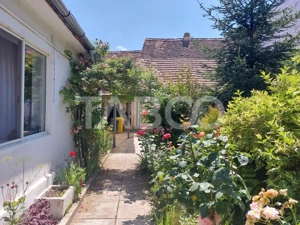 Casa 214 mp utili singur in curte 800 mp teren zona centrala Cisnadie - imagine 3