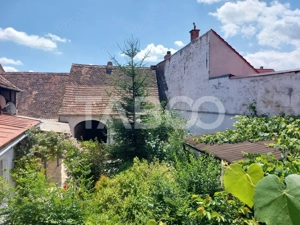 Casa 214 mp utili singur in curte 800 mp teren zona centrala Cisnadie - imagine 2