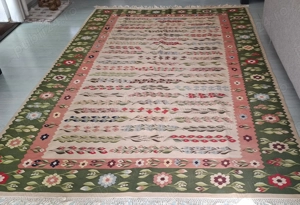 Covoare de lână, lucrate manual.