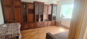 Apartament cu 3 camere, decomandat, etajul 2 , centrala proprie - imagine 2