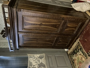 Dulap rustic din lemn ornamentat