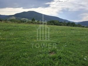 Teren la Orlat cu vedere spre munti