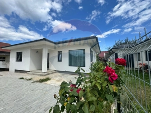 Casă / Vilă cu 4 camere de vânzare în zona Nord-Est