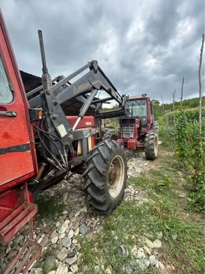 Vand doua tractoare Internationale - imagine 4