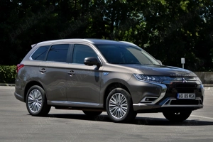 Outlander PHEV electric 45km ,An 2019, Instyle, volan încălzit, Android, side assist, trapă - imagine 10