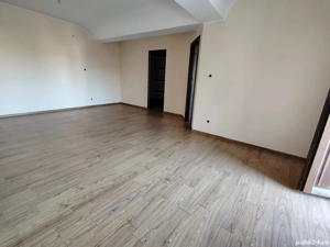 Vilă spațioasă cu teren generos, garaj, zonă ideală, direct proprietar - imagine 4