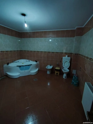 Vilă spațioasă cu teren generos, garaj, zonă ideală, direct proprietar - imagine 7