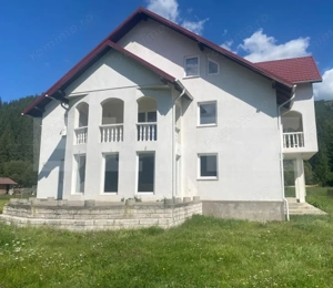 Casă de vânzare cu teren, în Pojorâta, la șosea asfaltată - imagine 2