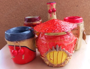 Modele rustice din lut pe suport din sticla