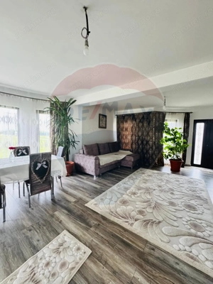 Casă / Vilă cu 5 camere de vânzare în zona Nord-Est