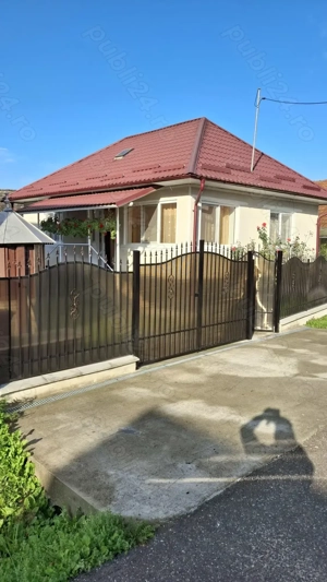 Casa la tara,2 camere,baie bucatarie,anexe.