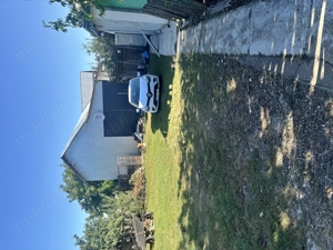 Vând casă cu grădină la strada principală.