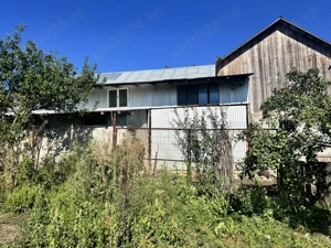 Vând casă cu grădină la strada principală. - imagine 3