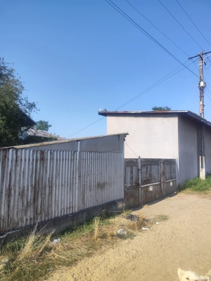  Vând casă bătrânească plus anexe 