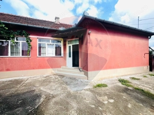 Casă 4 camere 1672 mp teren in Horia