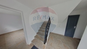 Casă / Vilă cu 3 camere de vânzare în zona Central - imagine 2