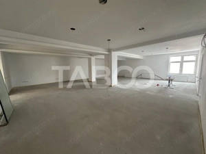 Spatiu comercial cu vitrina pe 3 niveluri cu suprafata utila de 915mp  - imagine 4