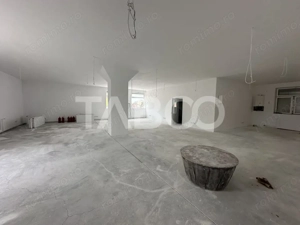 Spatiu comercial cu vitrina pe 3 niveluri cu suprafata utila de 915mp  - imagine 3