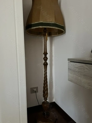 Lampadar vintage, cu picior din lemn de nuc