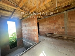 Constructie la rosu Săcălășeni ,Maramureș,ideal pensiune ,dezvoltare turistică/casă,950 mp teren - imagine 5