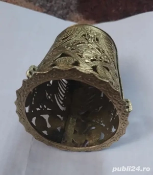 Candelă si bancnote 