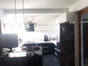 persoană fizică închiriez apartament 3 camere în vilă cu 8 apartamente în zona Str. Bieltz