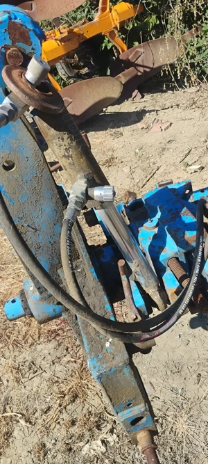 Vând doua pluguri reversibile huard și rebe