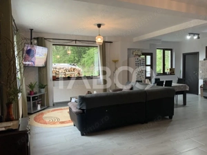 Casa 8 camere 7 bai 284 mp 225mp curte libera in Porumbacu de Sus