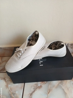 Vand teniși albi, 38, in stare bună 