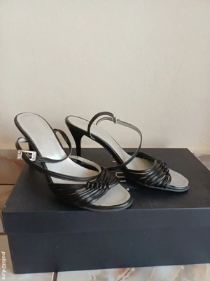 Vand sandale negre, care se pot lega pe picior, 37, in stare bună 