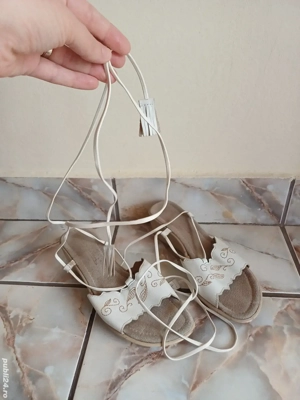 Vand sandale care se pot lega pe picior, 36, in stare bună 