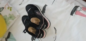 Vand adidasi Skechers,noi