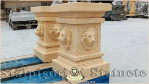 Soclu, stativ, cap de leu, galben patinat, model S84.