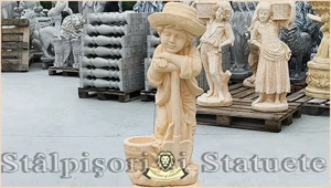 Statuetă băiat cu hârleț, galben patinat, model S60.