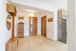 Clădire Modernă, Ideală pentru Locuință sau Afacere, cu Terasă Panoramică - imagine 13