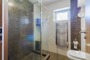 Clădire Modernă, Ideală pentru Locuință sau Afacere, cu Terasă Panoramică - imagine 7